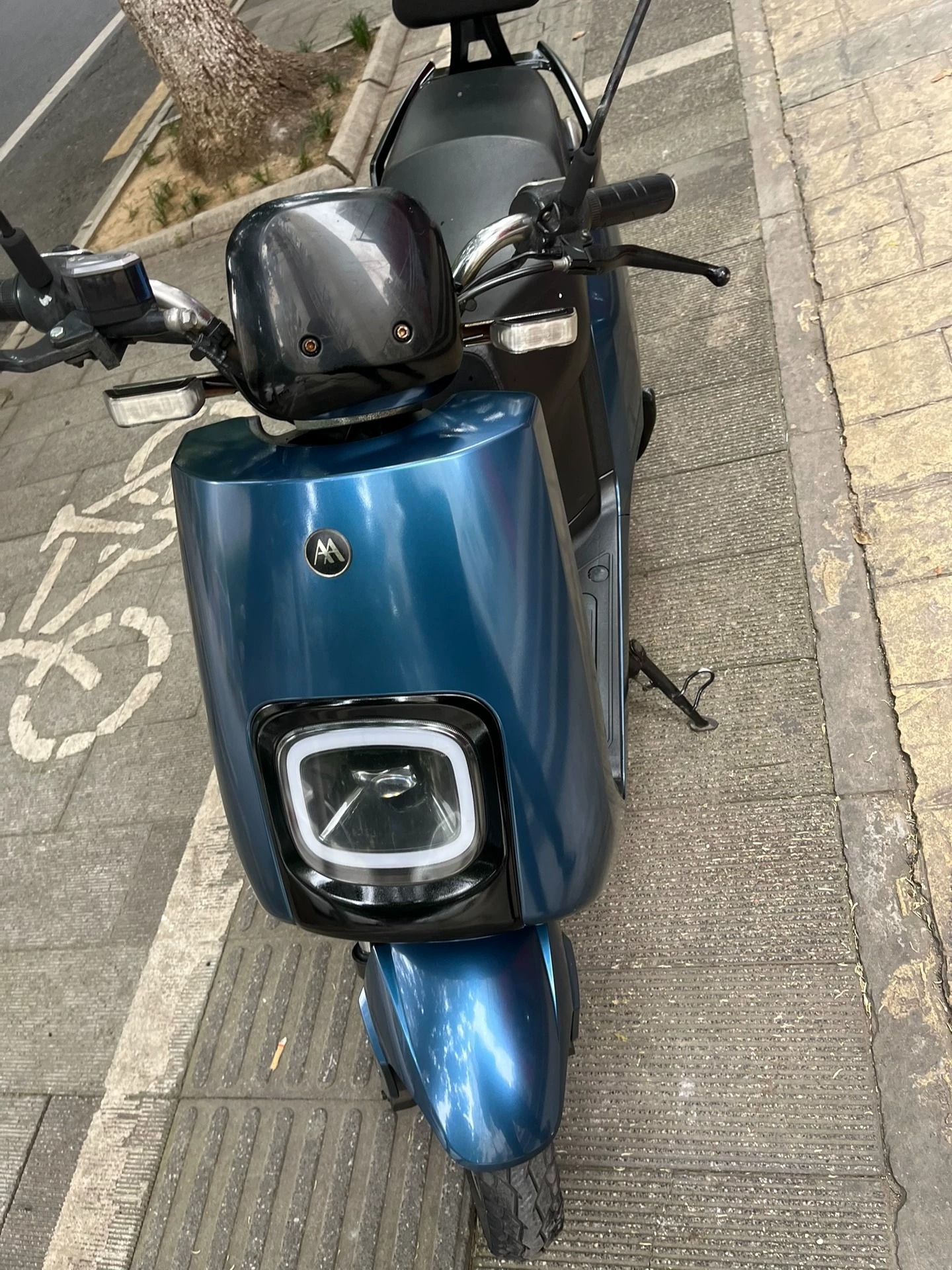 爱玛电动车,个人因搬家带不走没地方放闲置出售了。成色95新,功能一切都正常,前后轮胎都是新的。电池续航还可以 爱玛电动车,个人因搬家带不走没地方放闲置出售了。成色95新,功能一切都正常,前后轮胎都是新的。电池续航还可以